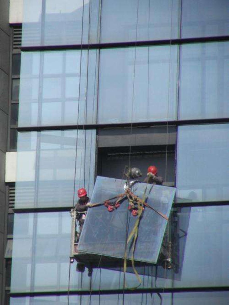 钢化玻璃：建筑界的隐形守护者